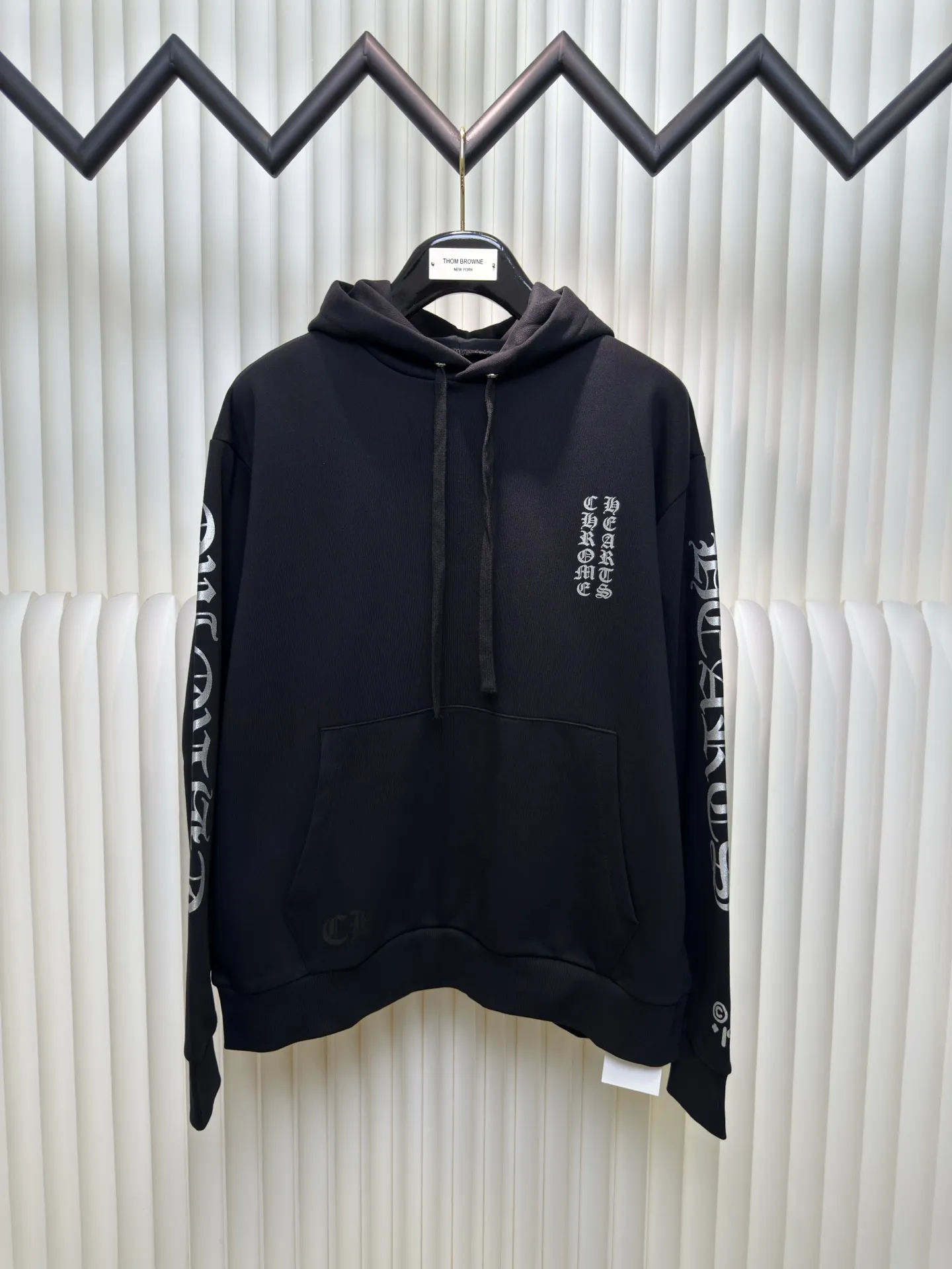 P400 Chrome Hearts 1988 limited edition sweatshirt. The fabric is made of fleece 420g cotton. The printing uses a variety of printing techniques. Thermoset ink printing. Size S M L